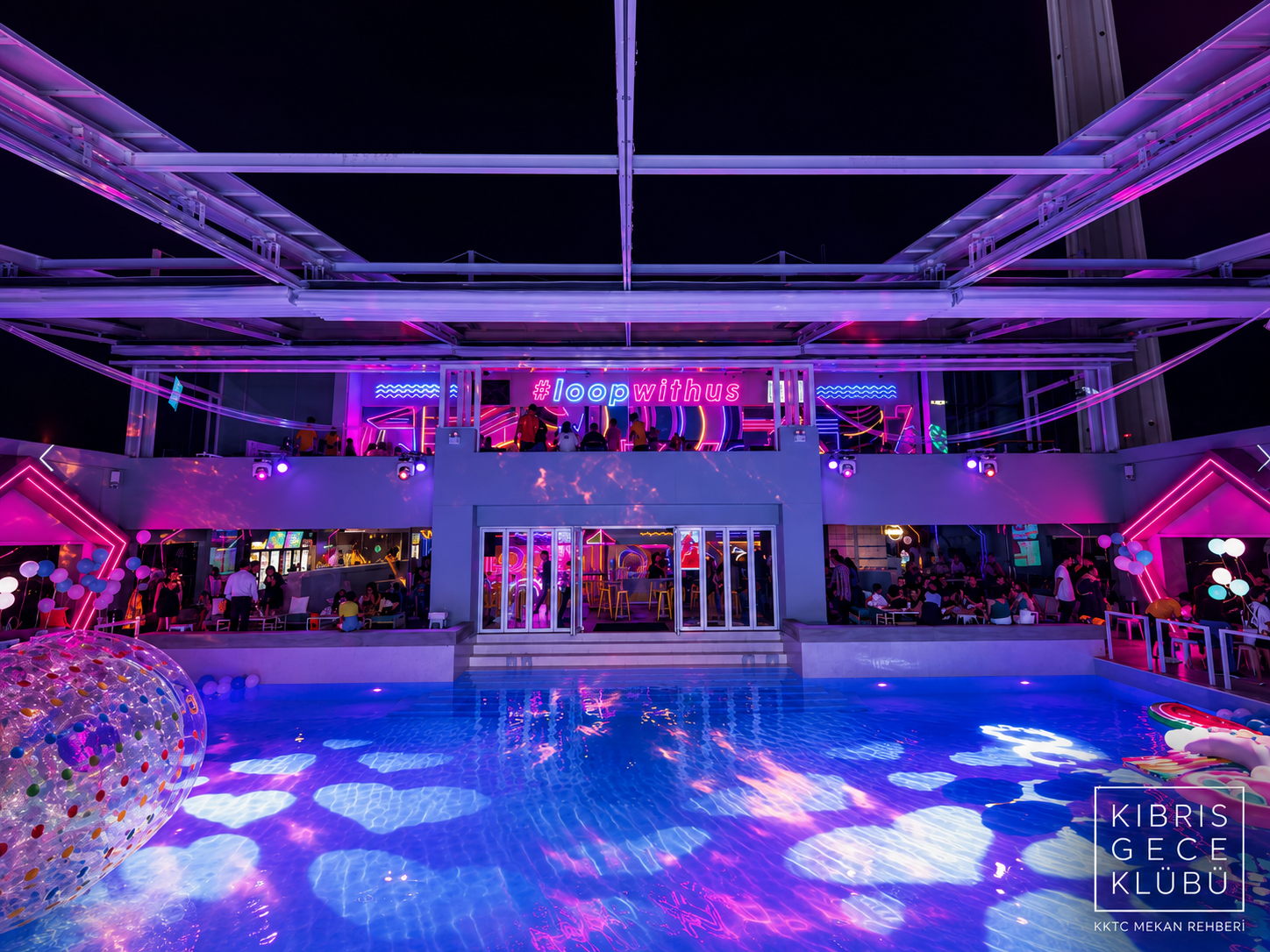 Biyax Gece Kulübü Lefkoşa KKTC - VIP iç mekan ve sahne atmosferi