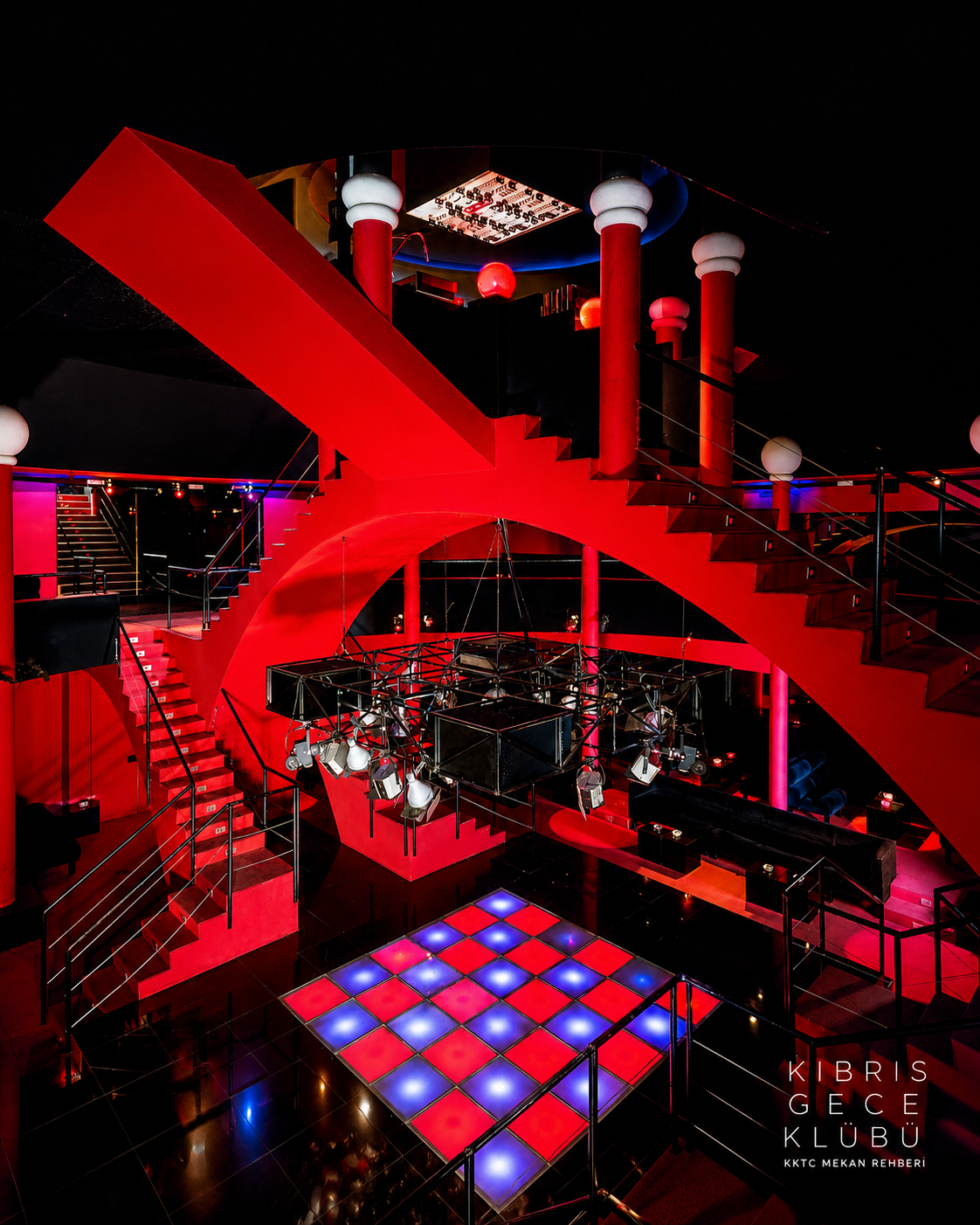 Yakamoz Gece Kulübü Girne KKTC - VIP iç mekan ve sahne atmosferi